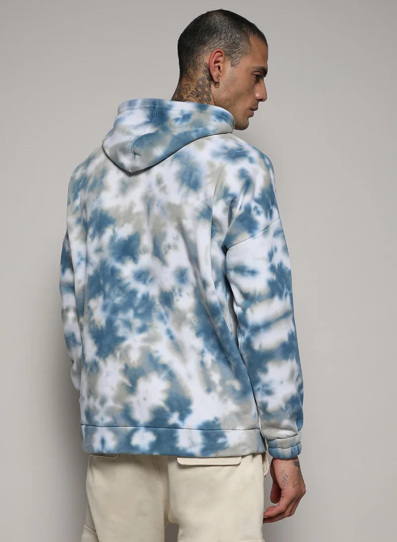 Campus Sutra Men's White & Indigo Blue Tie-Dye Hoodie With Kangaroo Pocket