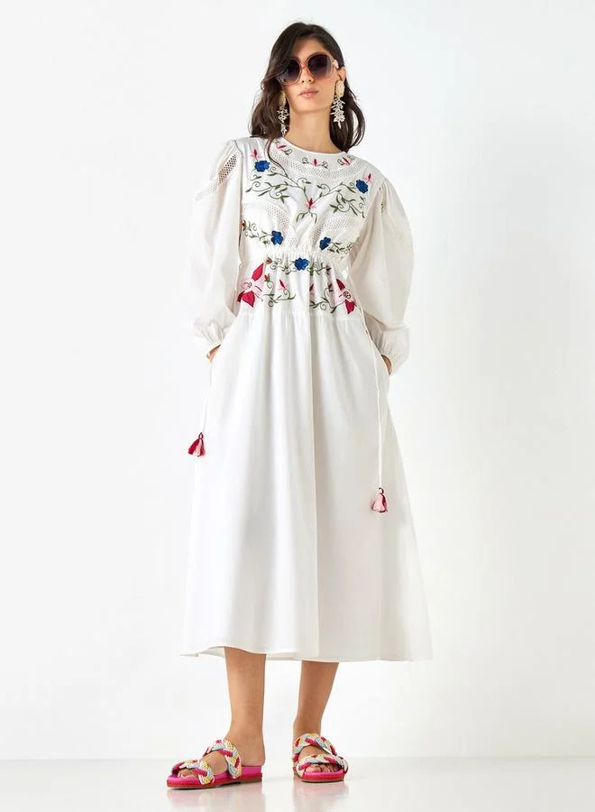 ايكونيك فستان مطرّز بأكمام طويلة من آيكونيك