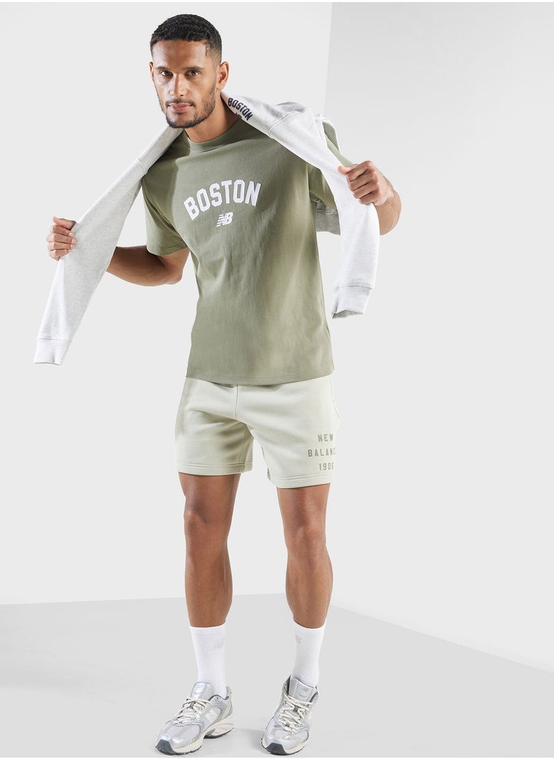 New Balance - تي شيرت جرافيكي يحمل عبارة "تحية للجري" - Image 1