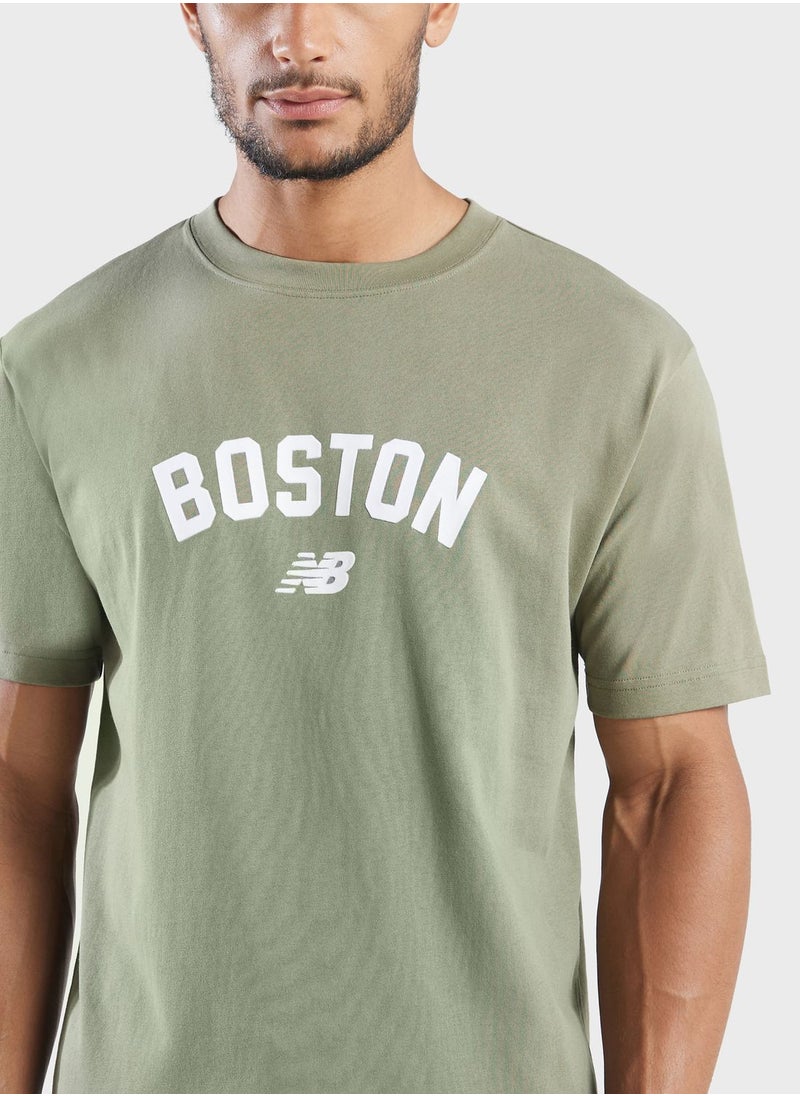 New Balance - تي شيرت جرافيكي يحمل عبارة "تحية للجري" - Image 1