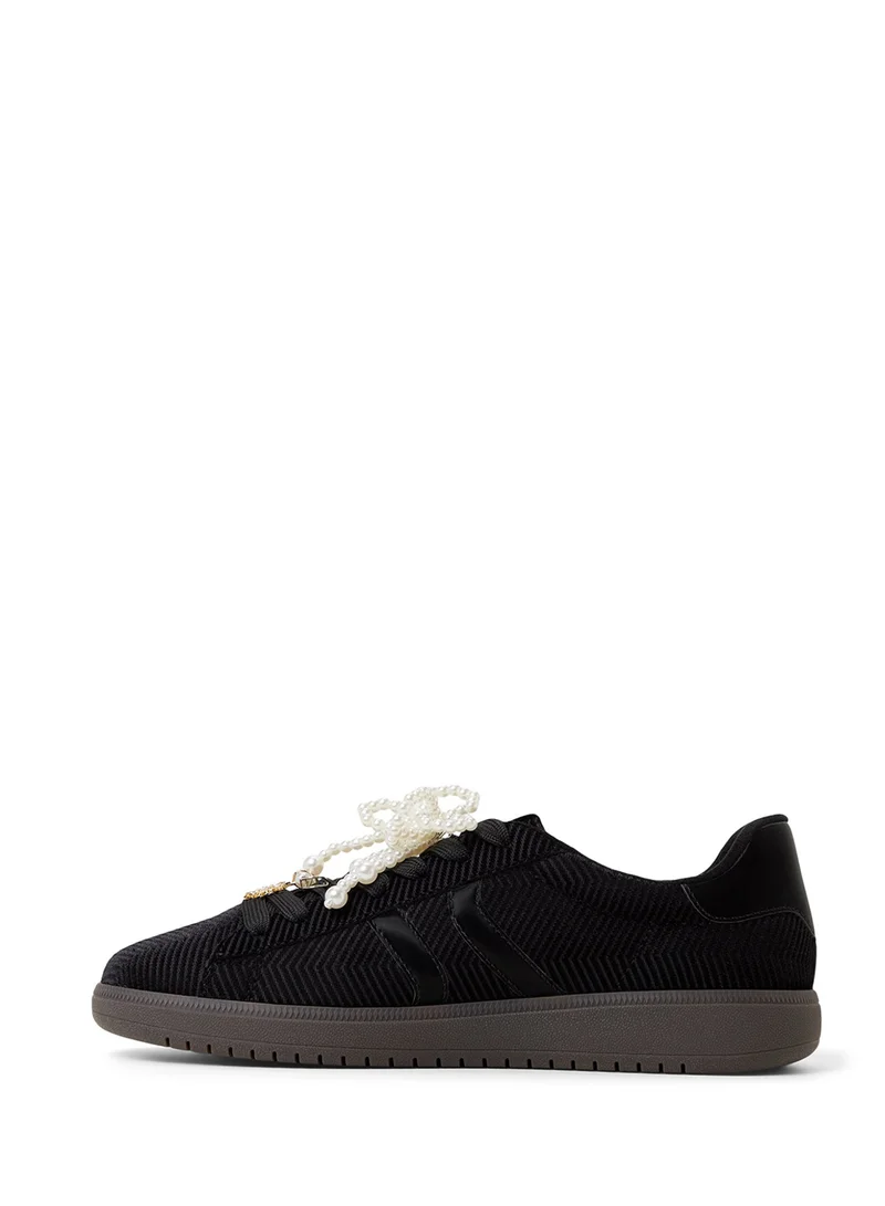 الدو Lace Up Low Top Sneakers