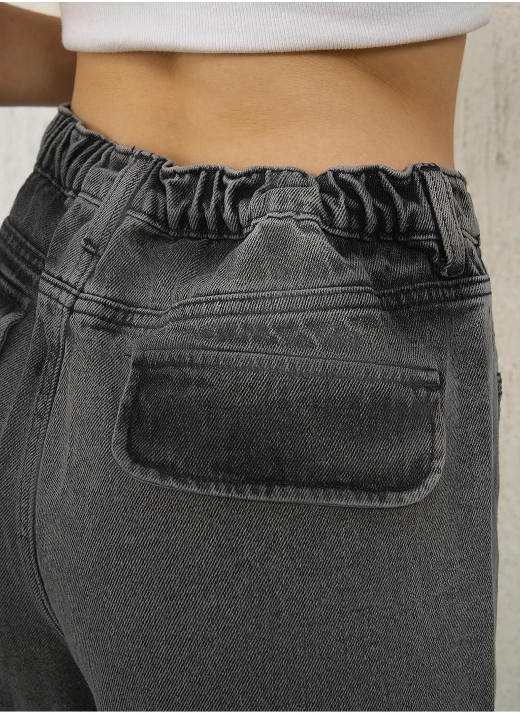 Straight Fit Grey Light Fade Jeans for Women - https://f.nooncdn.com/p/pzsku/ZC6CE9F80BBB73F79A2D7Z/45/_/1725289755/c4ec8271-66b7-471d-946b-005179cbe138.jpg?format=jpg&width=original