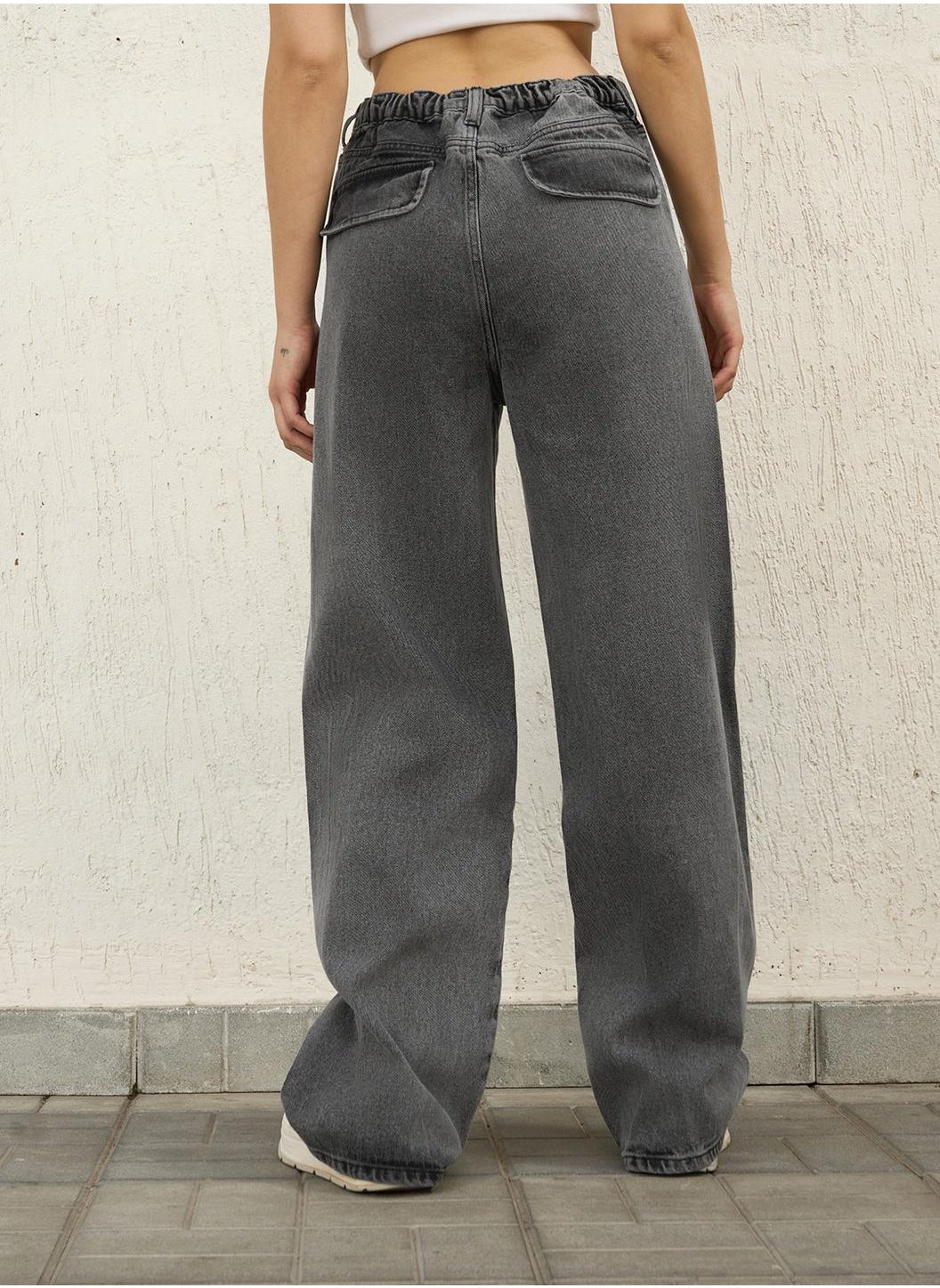 Straight Fit Grey Light Fade Jeans for Women - https://f.nooncdn.com/p/pzsku/ZC6CE9F80BBB73F79A2D7Z/45/_/1725289767/ad057168-d5fd-4b87-8965-838af2addc8e.jpg?format=jpg&width=original