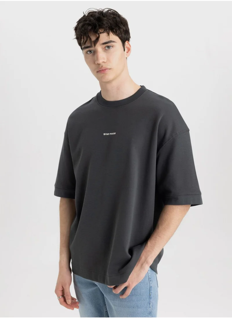 ديفاكتو Loose Fit Crew Neck Slogan T-Shirt