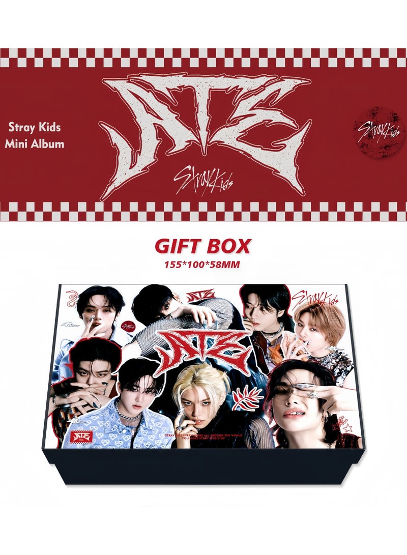 إيهوم يشتمل صندوق هدايا الألبوم الجديد لـ  ستراي كيدز على بطاقات Lomo، وسلاسل مفاتيح، وأشرطة مذكرات، وسلاسل مفاتيح، وحبال تعليق، وحاملات، وملصقات. - Image 1