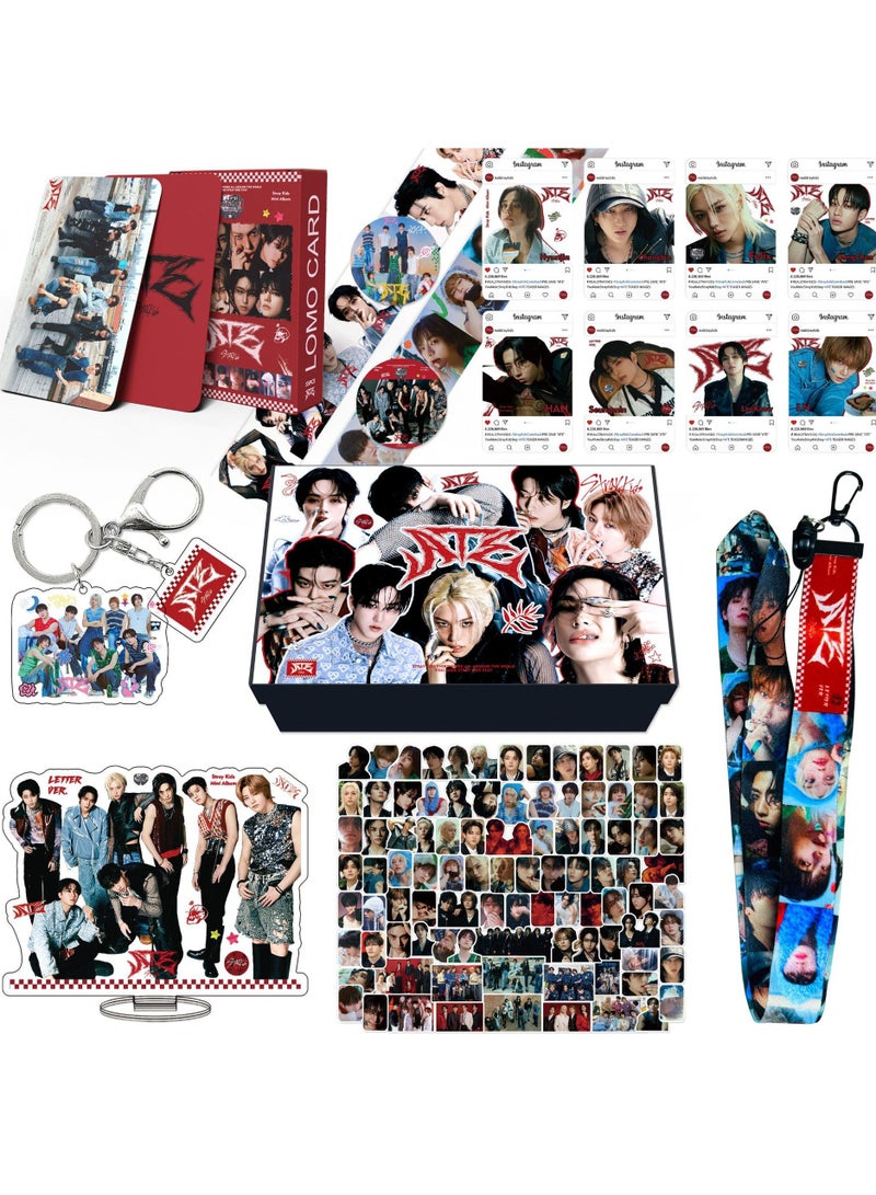 إيهوم يشتمل صندوق هدايا الألبوم الجديد لـ  ستراي كيدز على بطاقات Lomo، وسلاسل مفاتيح، وأشرطة مذكرات، وسلاسل مفاتيح، وحبال تعليق، وحاملات، وملصقات. - Image 2