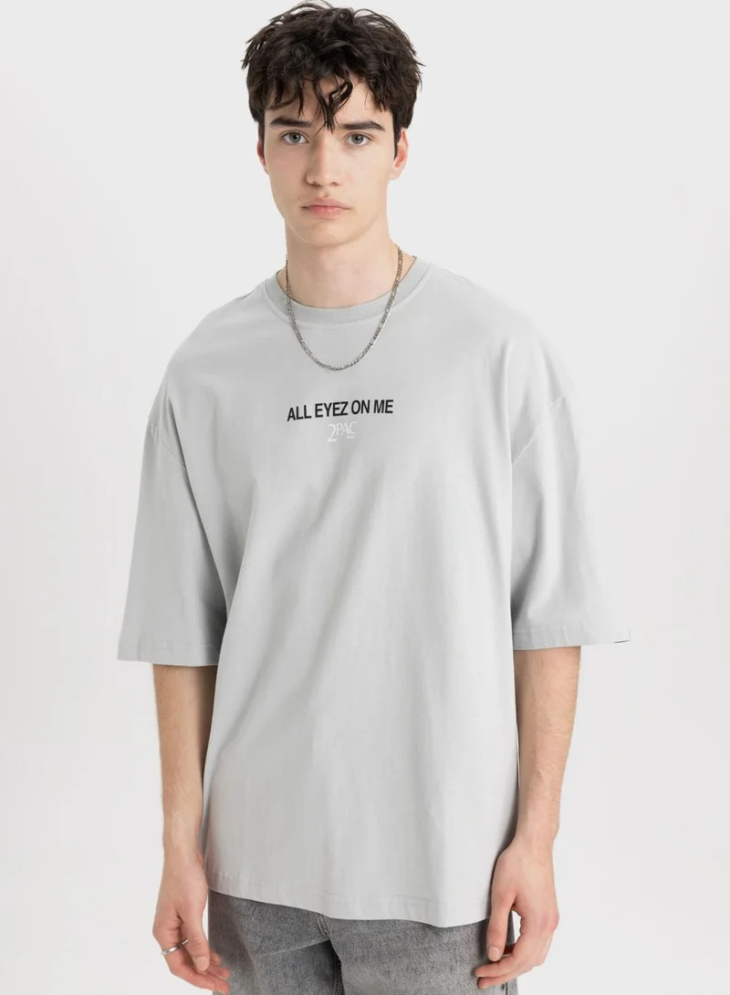 ديفاكتو تيشيرت بطبعة توباك شاكور بقصة واسعة وياقة دائرية مرخص