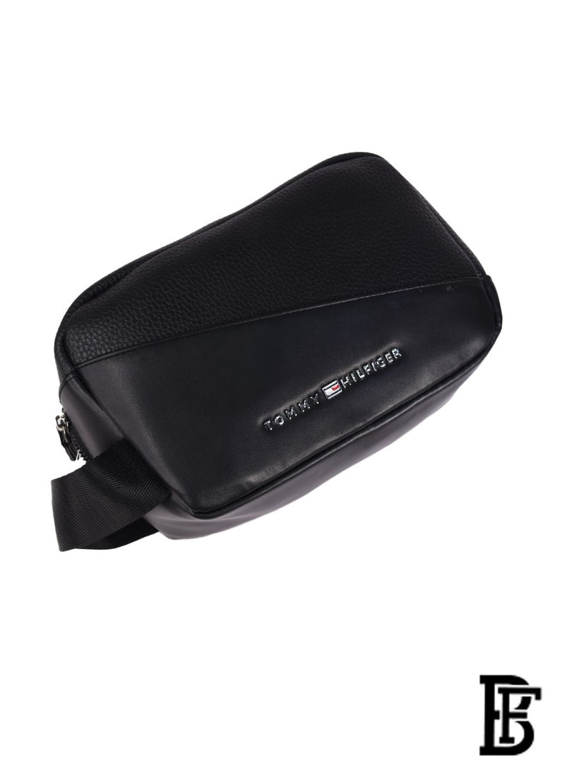 حقيبة يد من الجلد باللون الأسود للرجال من تومي هيلفيغر - Image 1