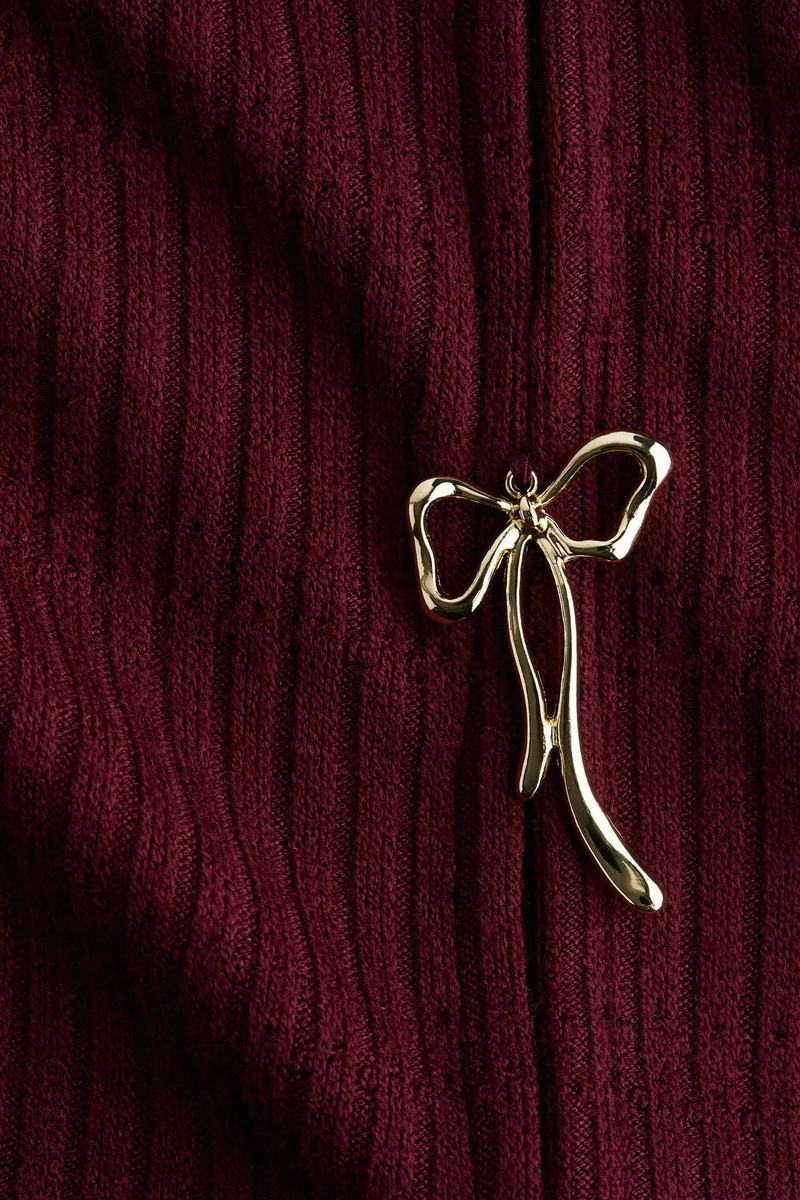 اتش اند ام بلوزة بربطة من نسيج مرن