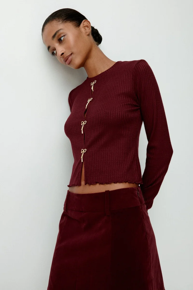 اتش اند ام بلوزة بربطة من نسيج مرن