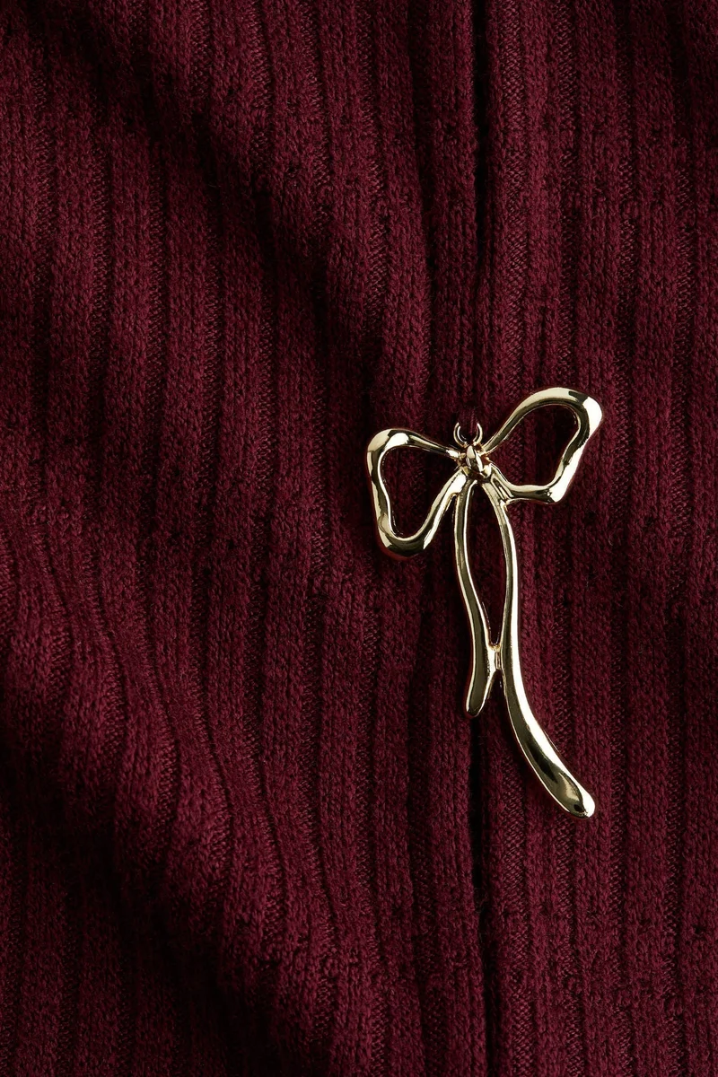 اتش اند ام بلوزة بربطة من نسيج مرن