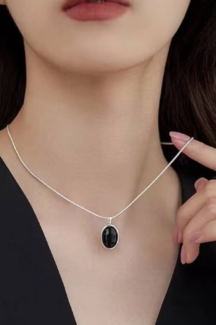 إيكوال سلسال نسائي بتصميم عصري وأنيق باللون الفضي