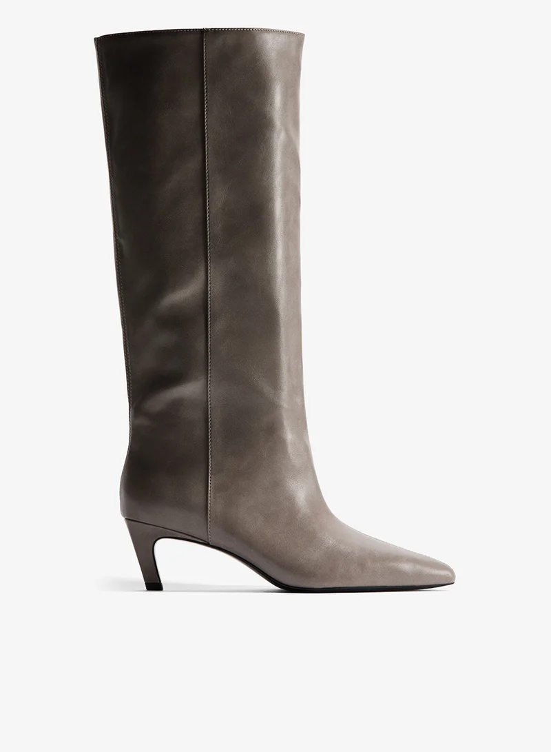 اتش اند ام بوت مدبب من الأمام