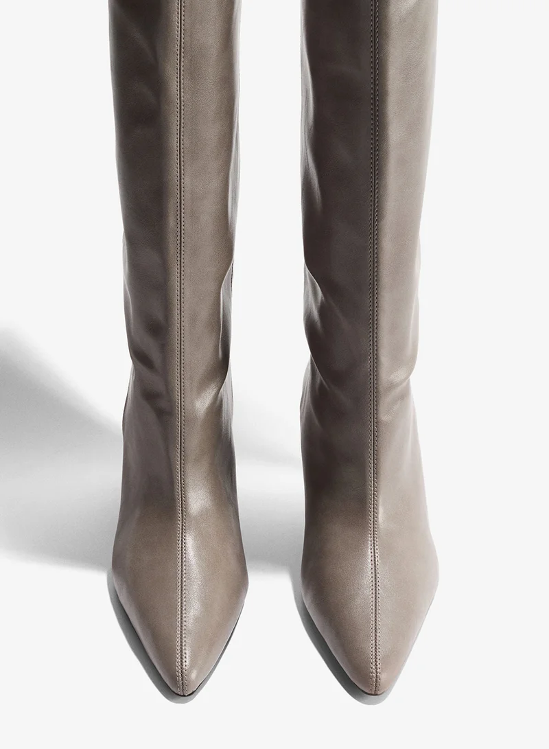 اتش اند ام بوت مدبب من الأمام