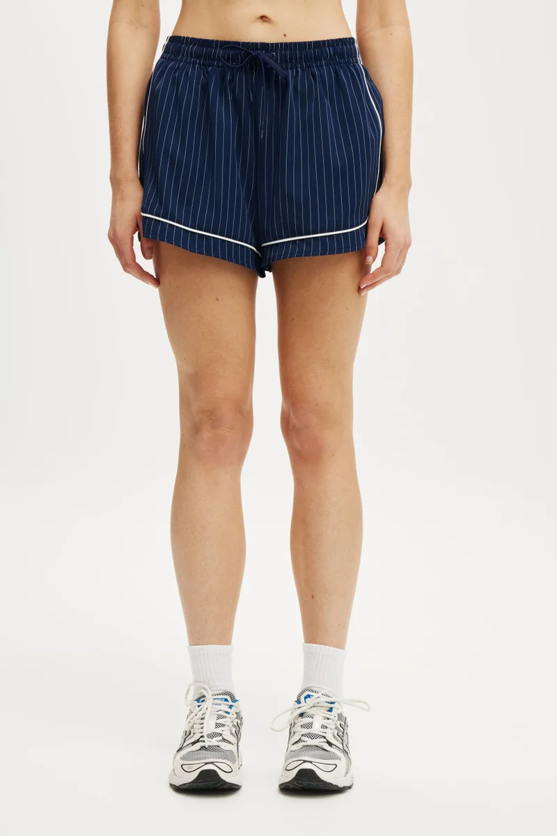WOVEN CURVED HEM SHORT