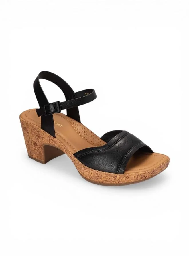 باتا صنادل بكعب عريض مع حزام خلفي قابل للتعديل