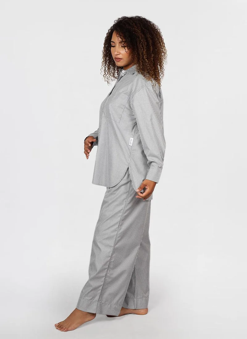 جيمي لي بوند Modest 2 PC Striped Set of relaxed-fit button-down shirt with crisp cuffs and matching wide-leg trousers