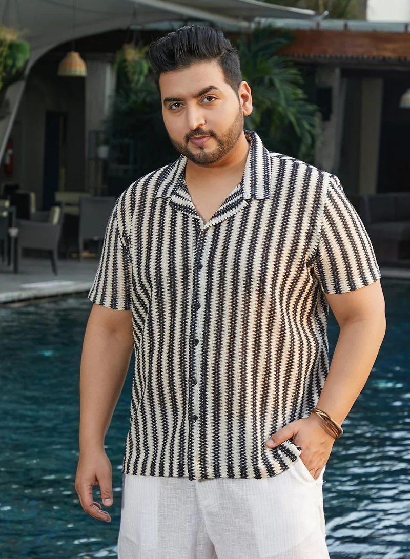 انستافاب بلس قميص رجالي مخطط باللونين الأسود والأبيض بقصة مريحة للملابس الكاجوال بياقة كوبية وأكمام قصيرة عادية وإغلاق بأزرار مقاس كبير مصنوع براحة للملابس اليومية