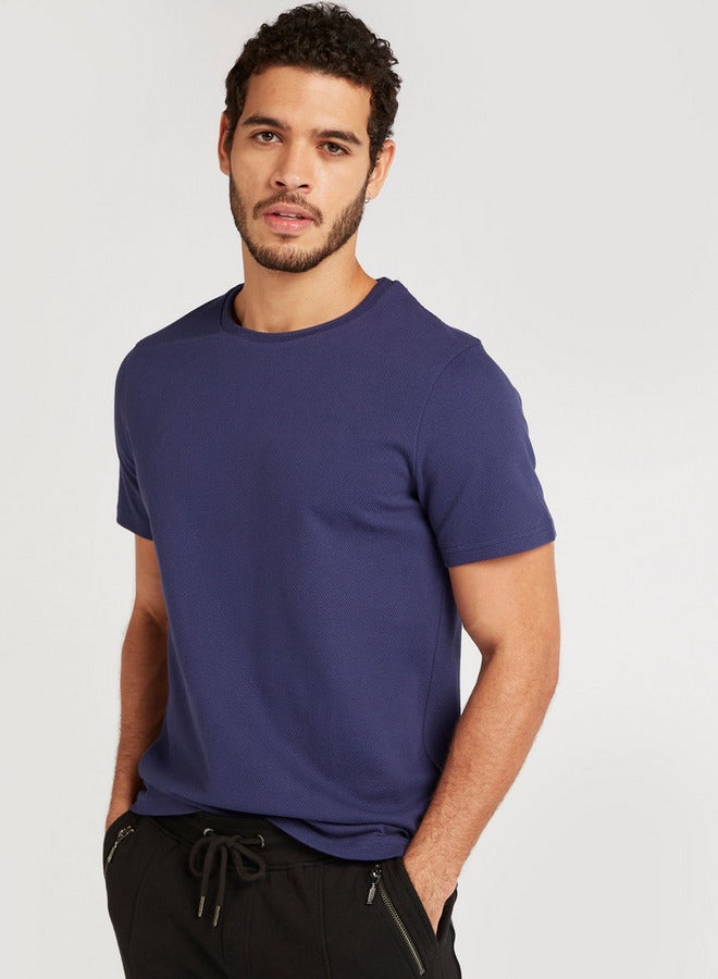 ايكونيك تيشيرت أيكونيك بقصة ضيقة بنقوش بارزة وياقة دائرية وأكمام قصيرة - Image 1