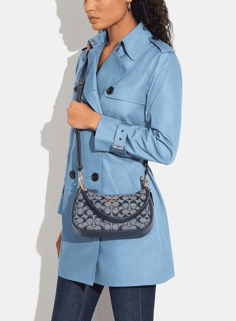 كوتش اوت ليت حقيبة كتف نسائية من Coach Teri مصنوعة من قماش مميز، حقيبة يد نسائية، حقيبة هوبو نسائية، حقيبة توت نسائية، حقيبة سفر نسائية، أزرق داكن - 24 سم - Image 2