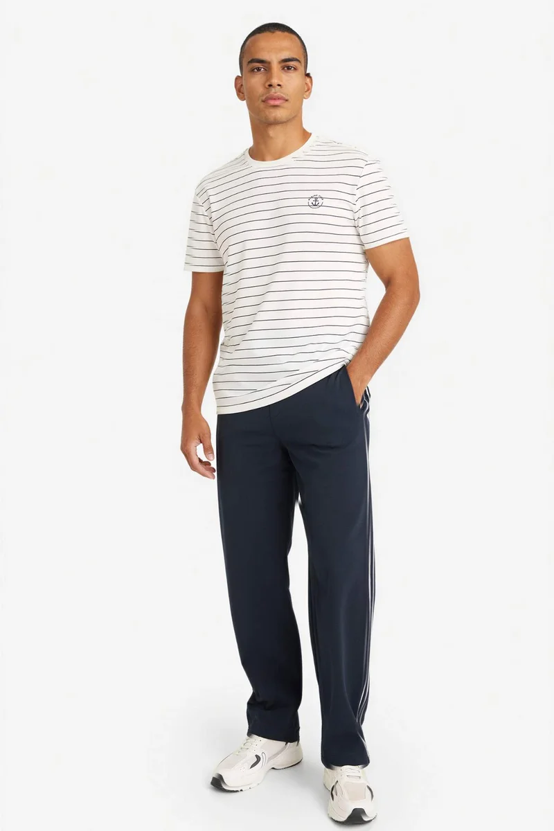 ديفاكتو Standard Fit Crew Neck Sports Short Sleeve T-Shirt
