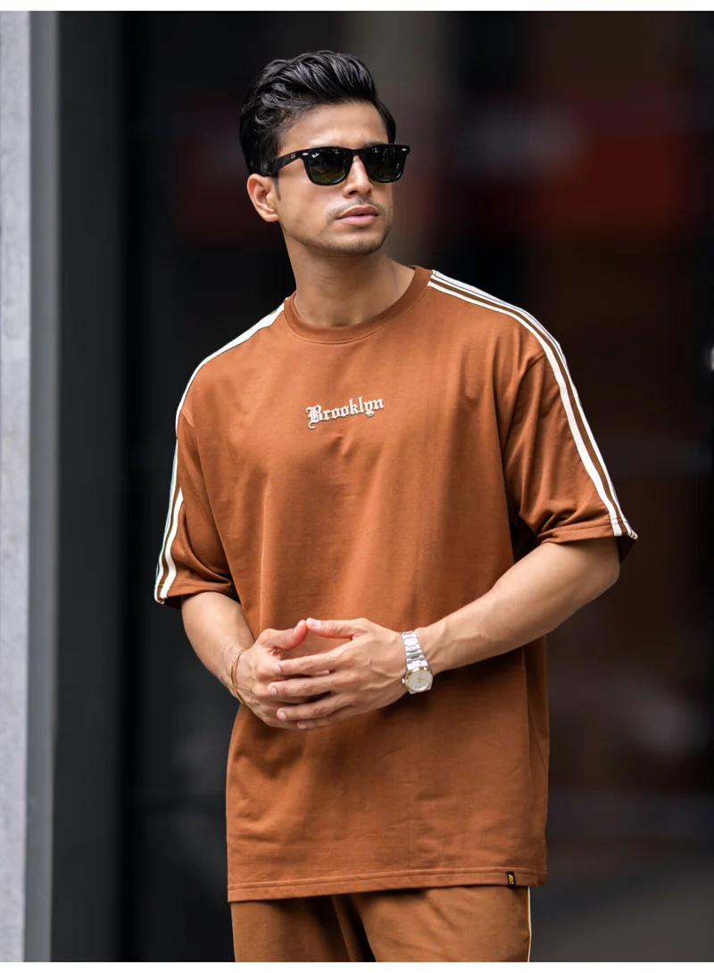 مانياك تيشيرت رجالي قطن بني بأكمام نصفية ورقبة دائرية بتصميم كتل ألوان