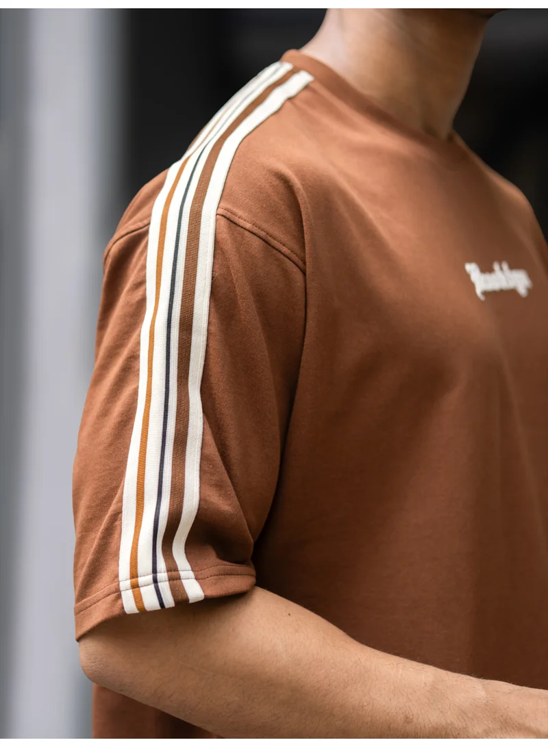 مانياك تيشيرت رجالي قطن بني بأكمام نصفية ورقبة دائرية بتصميم كتل ألوان