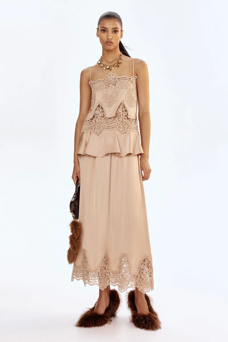 اتش اند ام بلوزة ساتان بحمالات كتف رفيعة، مزينة بدانتيل