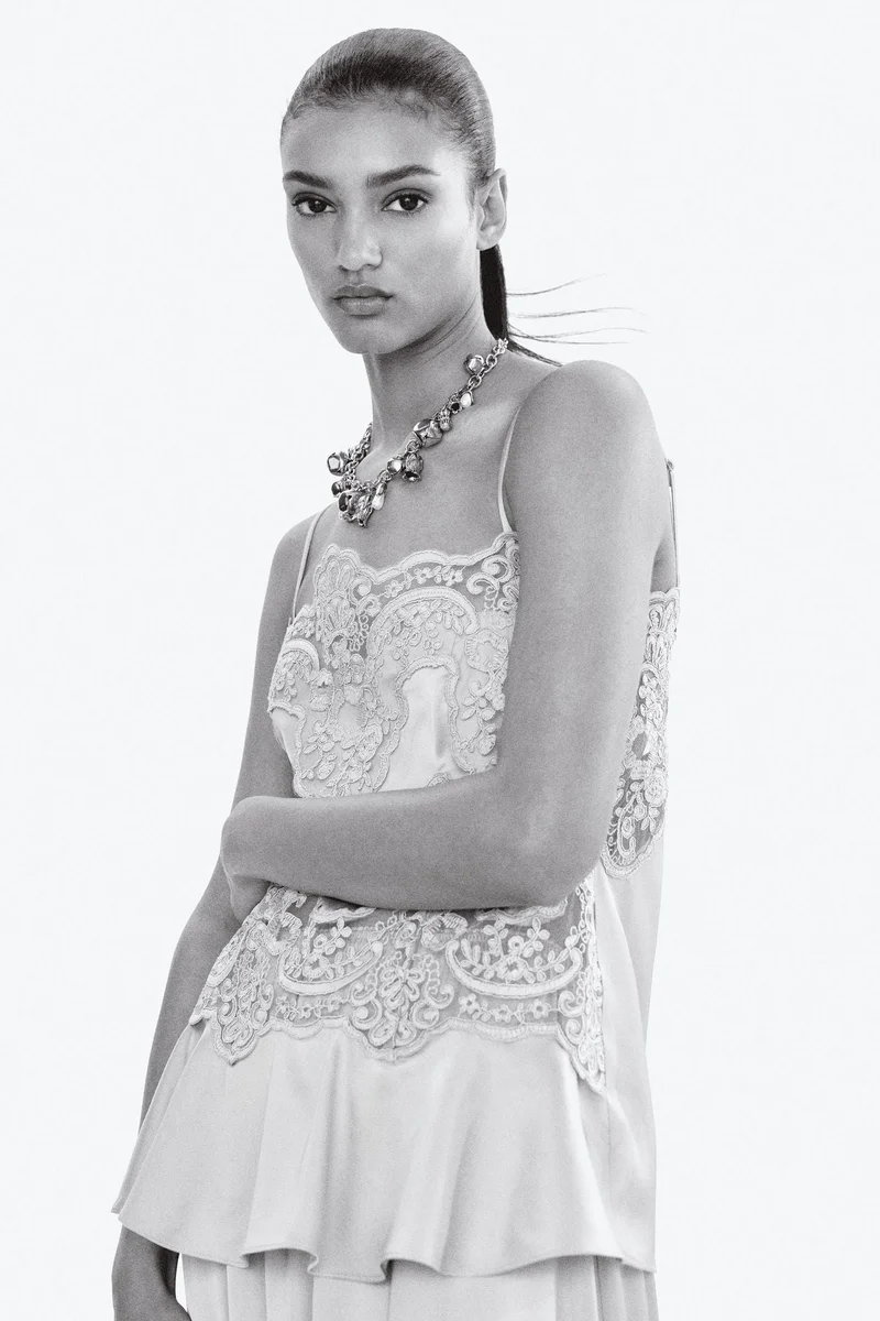 اتش اند ام بلوزة ساتان بحمالات كتف رفيعة، مزينة بدانتيل