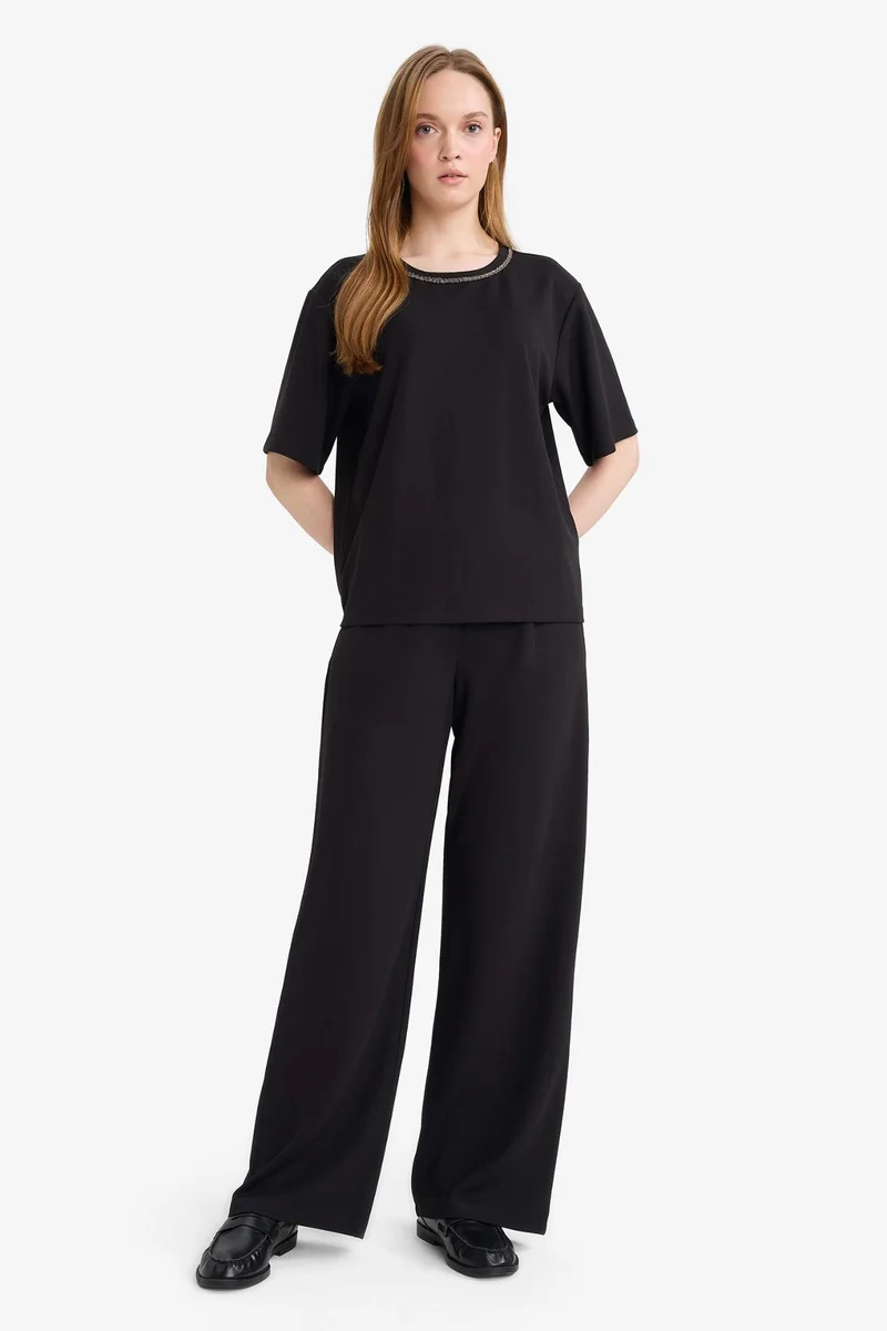 ديفاكتو Regular Fit Crew Neck Embroidered Printed Crepe T-Shirt