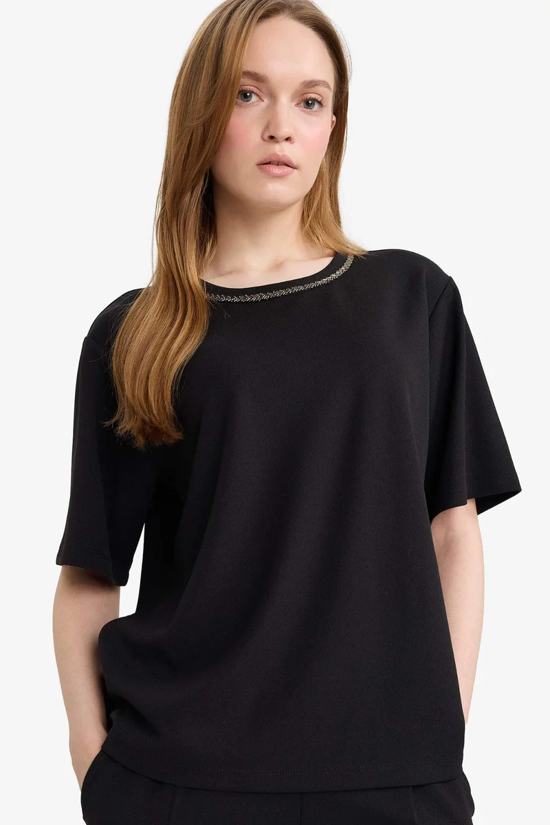 ديفاكتو Regular Fit Crew Neck Embroidered Printed Crepe T-Shirt