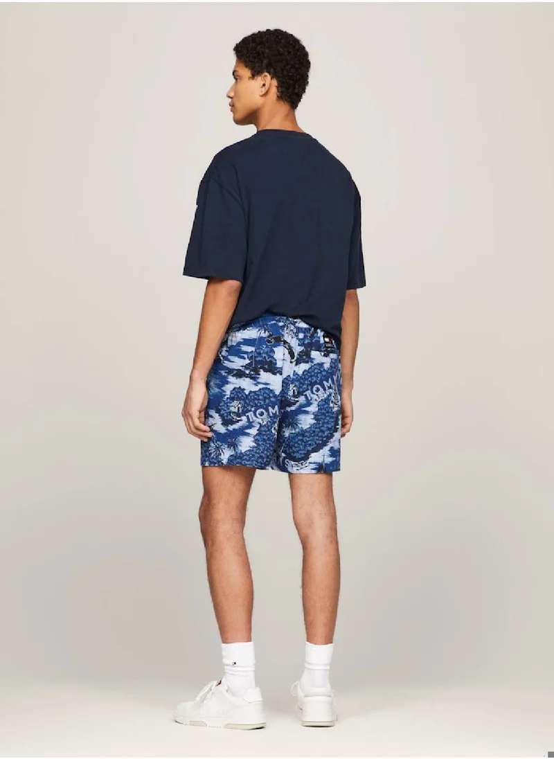 TOMMY JEANS Men's Hawaiian Print Beach Shorts -  EcoVero™ viscose and linen blend, Multicolor