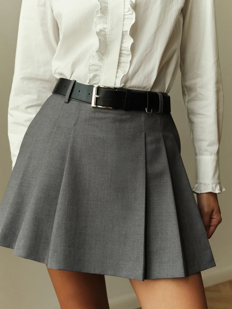 Lichi Mini skirt with large pleats on the sides and a belt