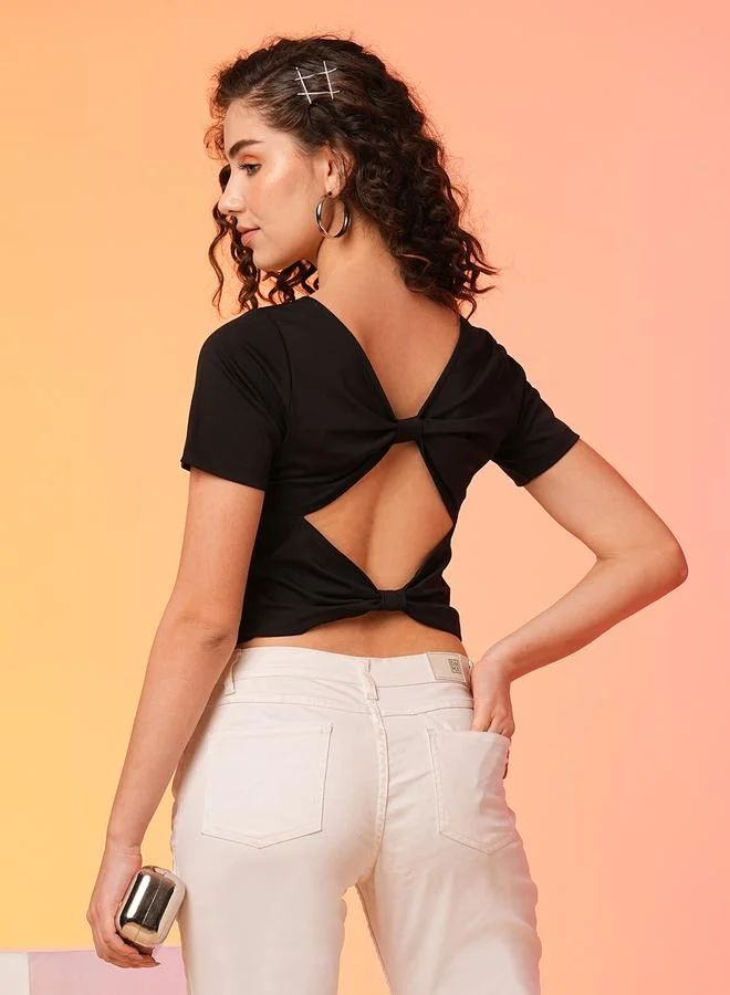 جلو باص بلوزة قصيرة بتفاصيل فيونكة