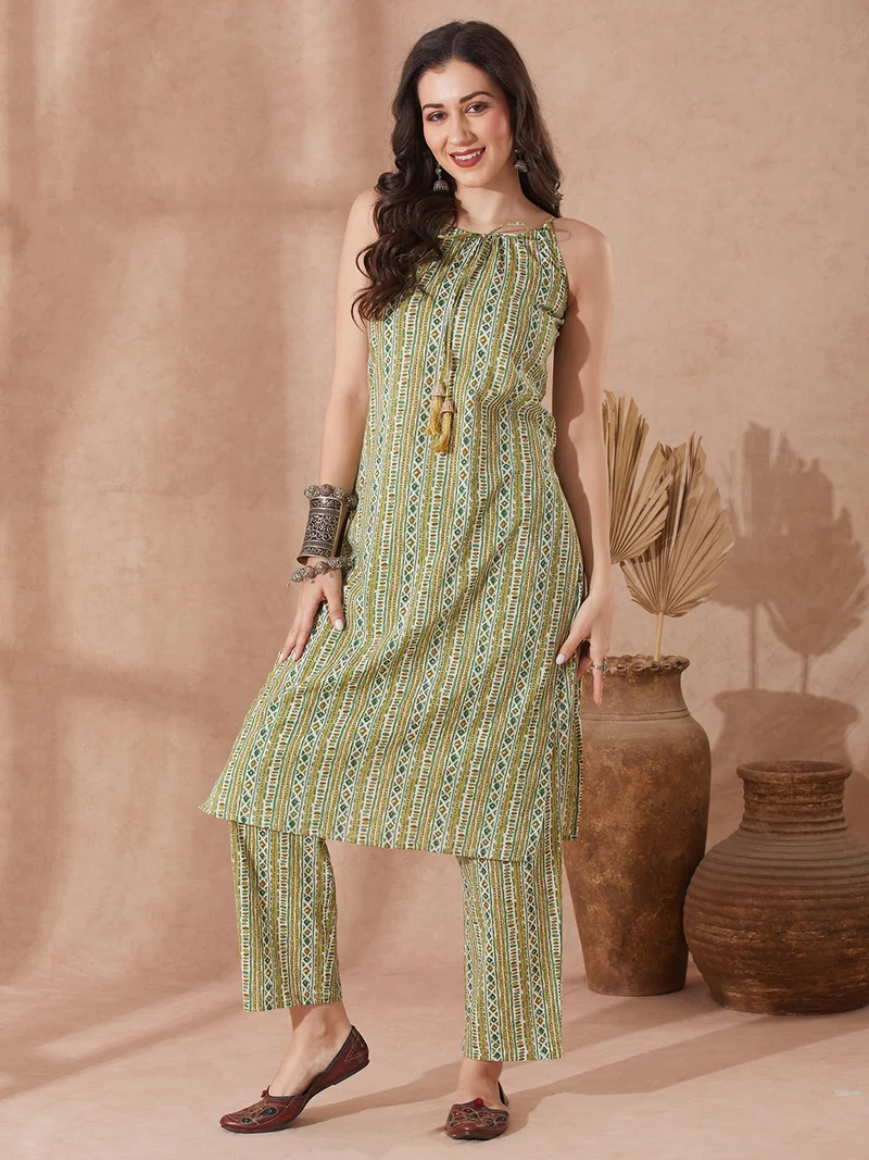 جلو باص Women Green Round Neck Tie Up Tassel Detailing Strappy Sleeves Ethnic Motifs Straight Kurta With Trouser Set