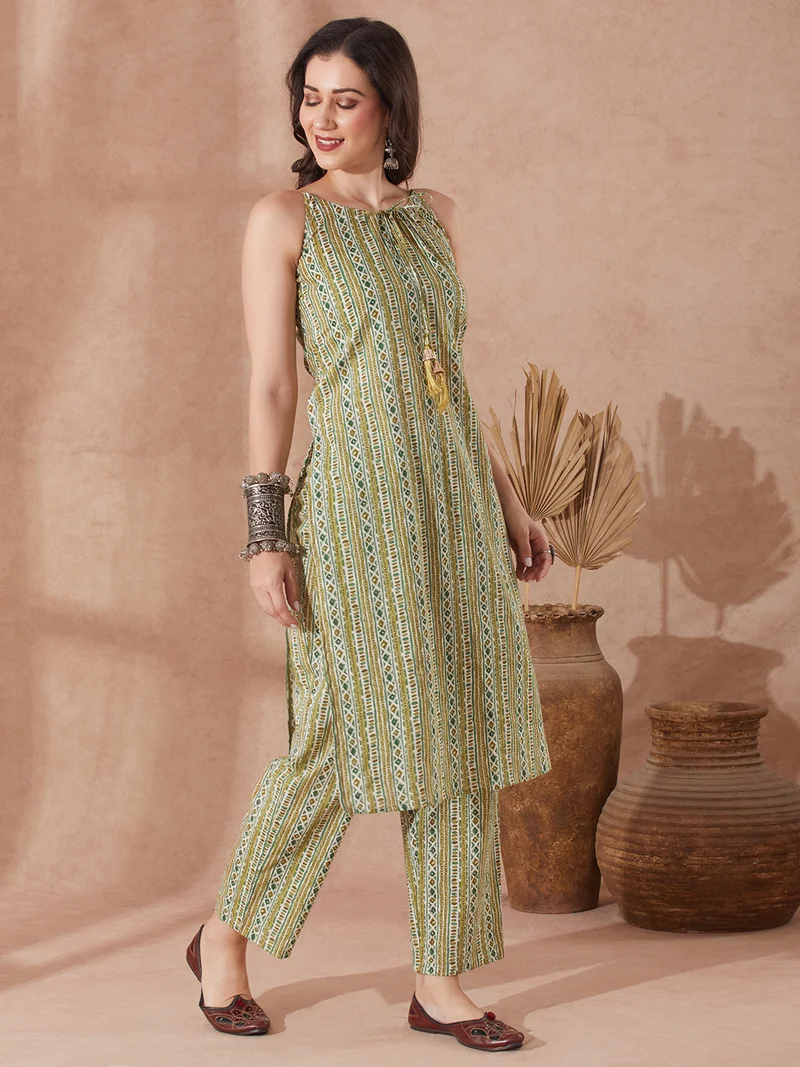 جلو باص Women Green Round Neck Tie Up Tassel Detailing Strappy Sleeves Ethnic Motifs Straight Kurta With Trouser Set