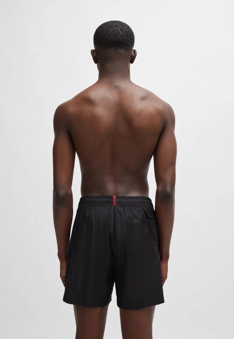 هوجو شورت سباحة مبطن بالكامل بشريط بشعار