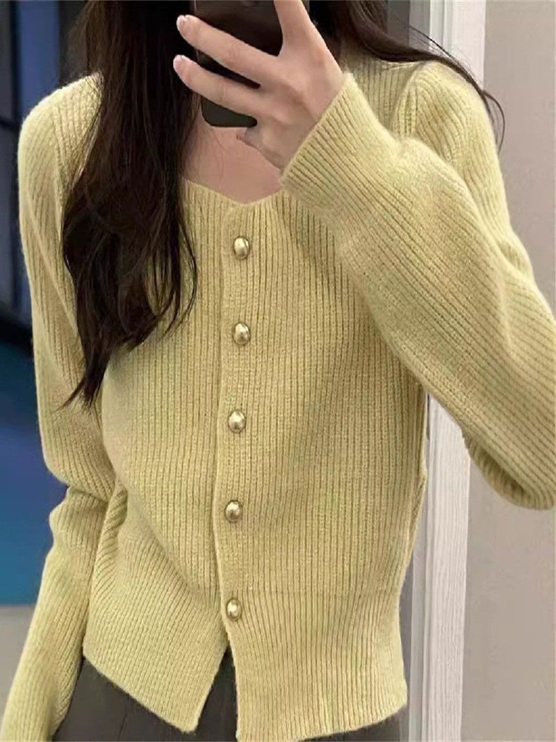 YUNIQEE سويت شيرت أخضر سادة بأكمام طويلة وتصميم على شكل حرف V - Image 1