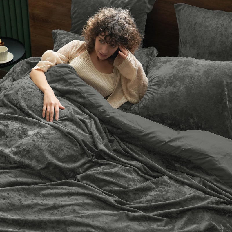 PHF مجموعة أغطية لحاف PHF من المخمل الحقيقي بحجم كينغ 3 قطع ناعمة للغاية وقابلة للتنفس مع غطاء لحاف فاخر ومريح من الفلانيل مع أغطية وسائد مجموعة سرير 104"" x 90"" رمادي داكن - Image 2