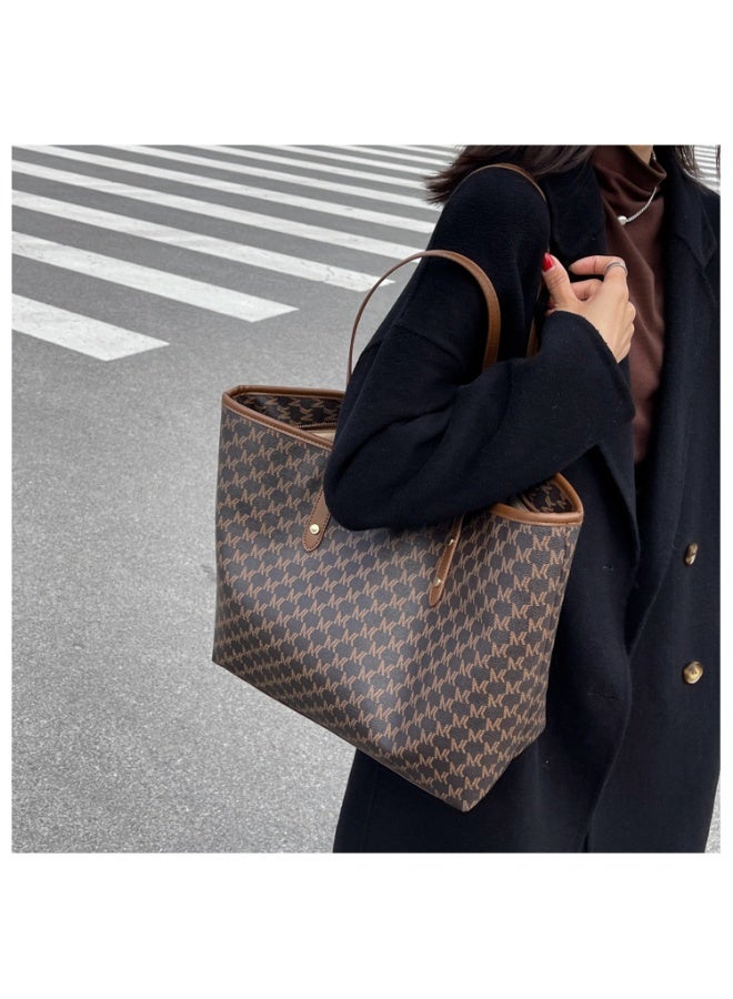 حقيبة كتف واحدة نسائية مصنوعة من الجلد الصناعي، حقيبة كتف كبيرة الحجم للسفر، مناسبة للفتيات والطالبات الجامعيات (بنية) - Image 1