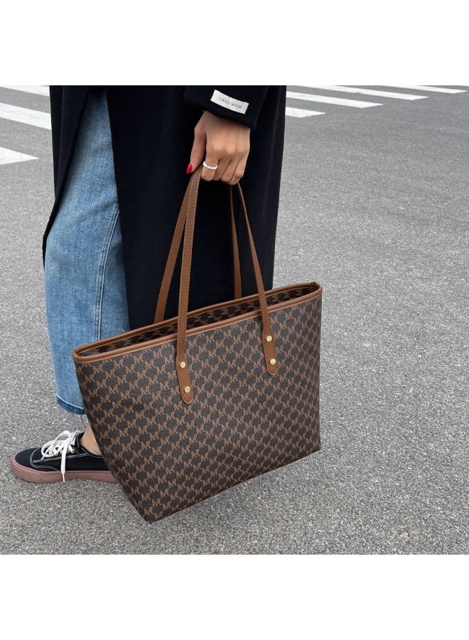 حقيبة كتف واحدة نسائية مصنوعة من الجلد الصناعي، حقيبة كتف كبيرة الحجم للسفر، مناسبة للفتيات والطالبات الجامعيات (بنية) - Image 5