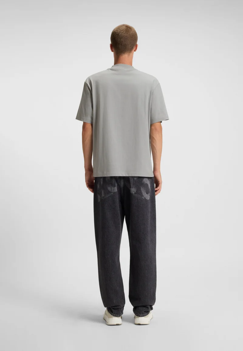 هوجو Regular-fit cotton-jersey T-shirt with blue logo patch