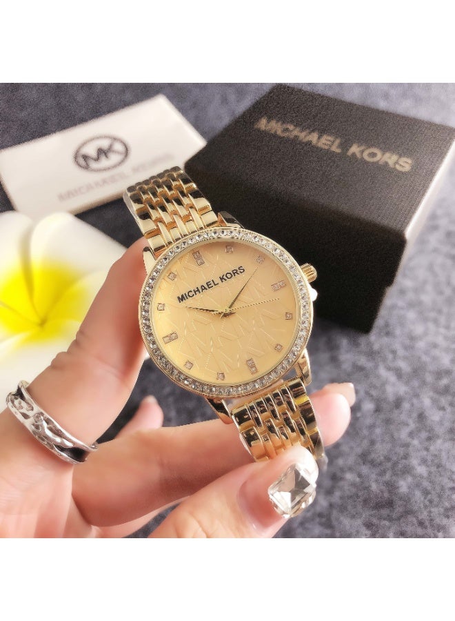 MK ساعة ميخايل كورس للنساء مع سوار من الفولاذ المقاوم للصدأ بلون الذهب وقرص ذهبي مرصع بالكريستال