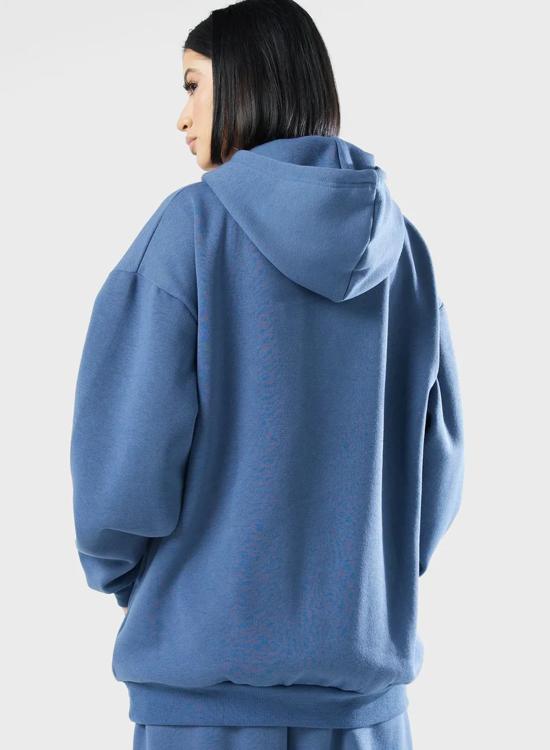 ذا جيفينج موفمنت هودي فضفاض بشعار الماركة