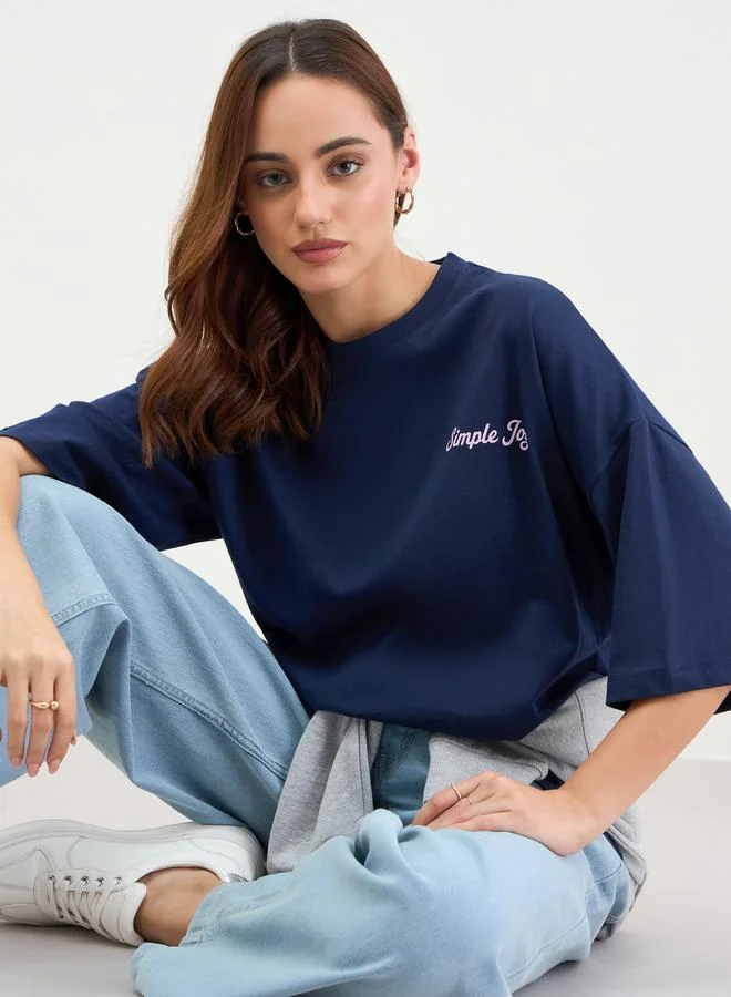 ستايلي تيشيرت واسع أزرق داكن بطبعة كتابة