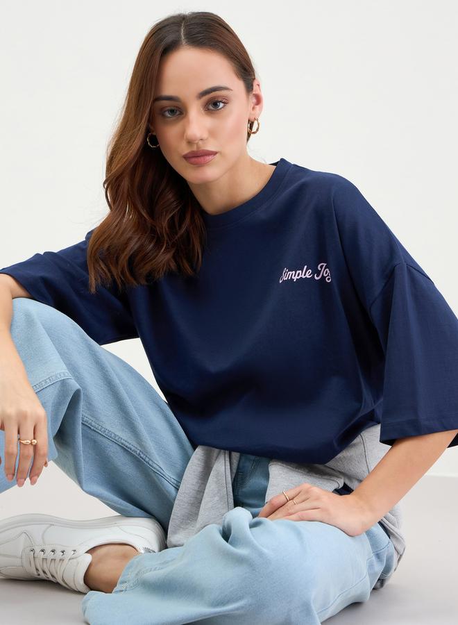 ستايلي تيشيرت واسع أزرق داكن بطبعة كتابة - Image 1