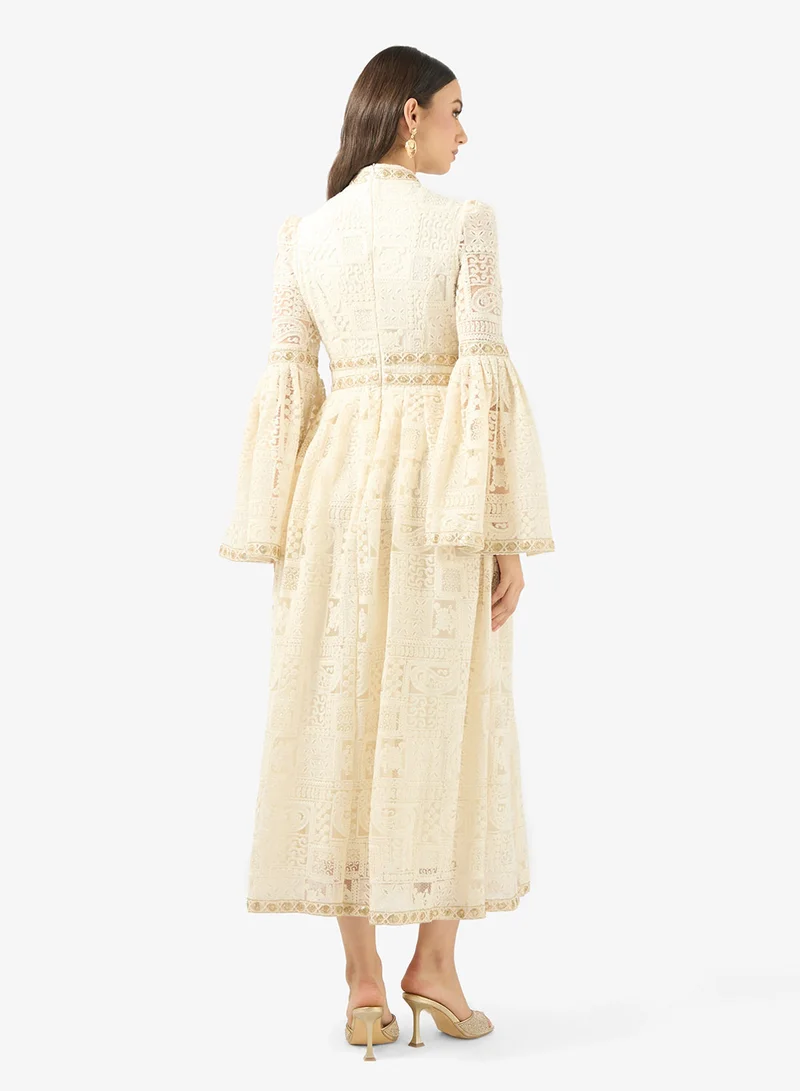 خزانة فستان دانتيل بتصميم - وأكمام واسعة