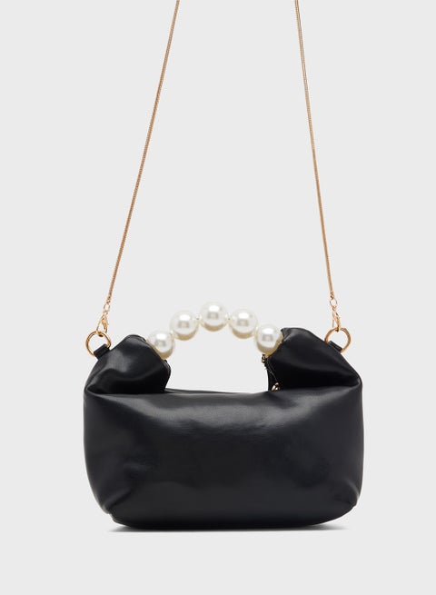 حقيبة صغيرة مزينة باللؤلؤ