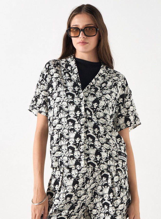 اس بي كاركترز قميص بياقة مطويّة وأكمام قصيرة وطبعات سماوية - Image 1