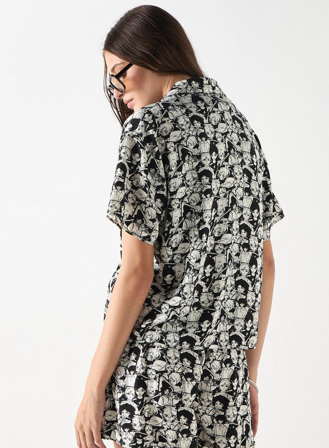 اس بي كاركترز قميص بياقة مطويّة وأكمام قصيرة وطبعات سماوية - Image 3